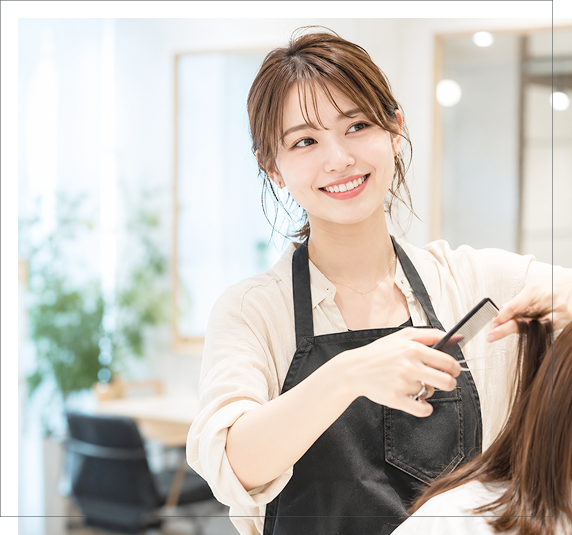サロンでお客様の髪をセットする美容師
